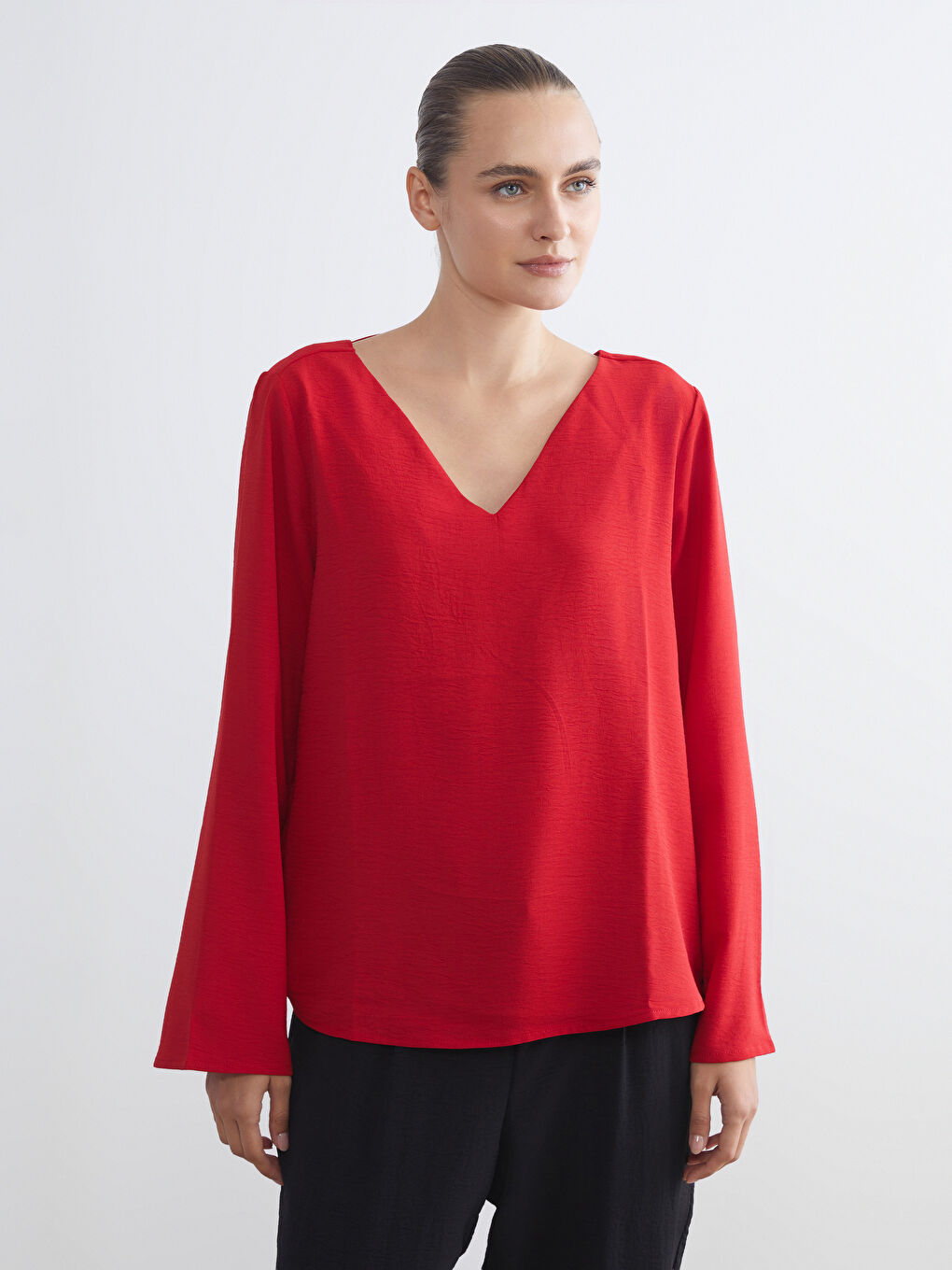 V жағалы текстуралы блузка