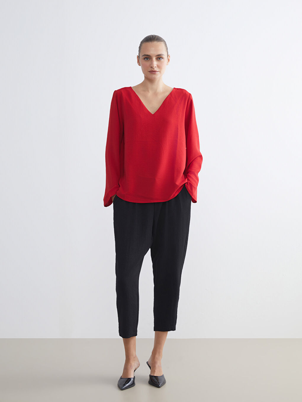 V жағалы текстуралы блузка-1