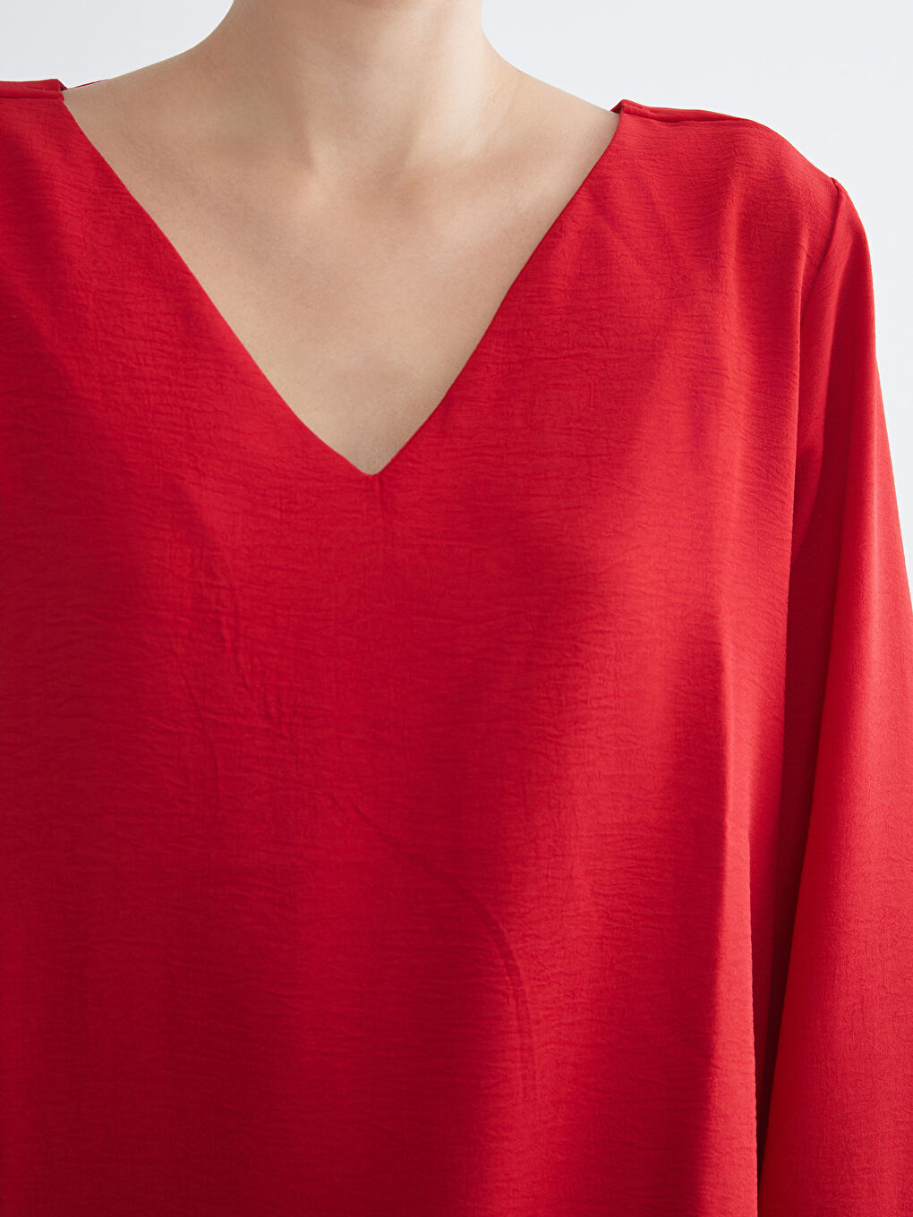 V жағалы текстуралы блузка-2