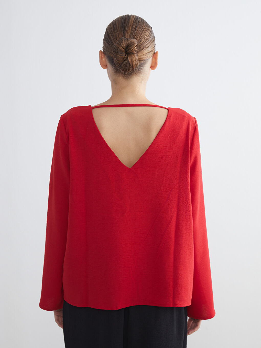 V жағалы текстуралы блузка-3