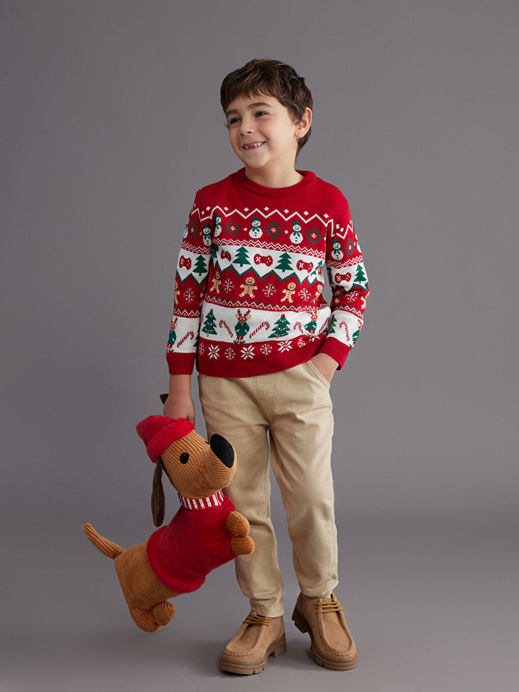 ბიჭი წითელი სვიტერი-1