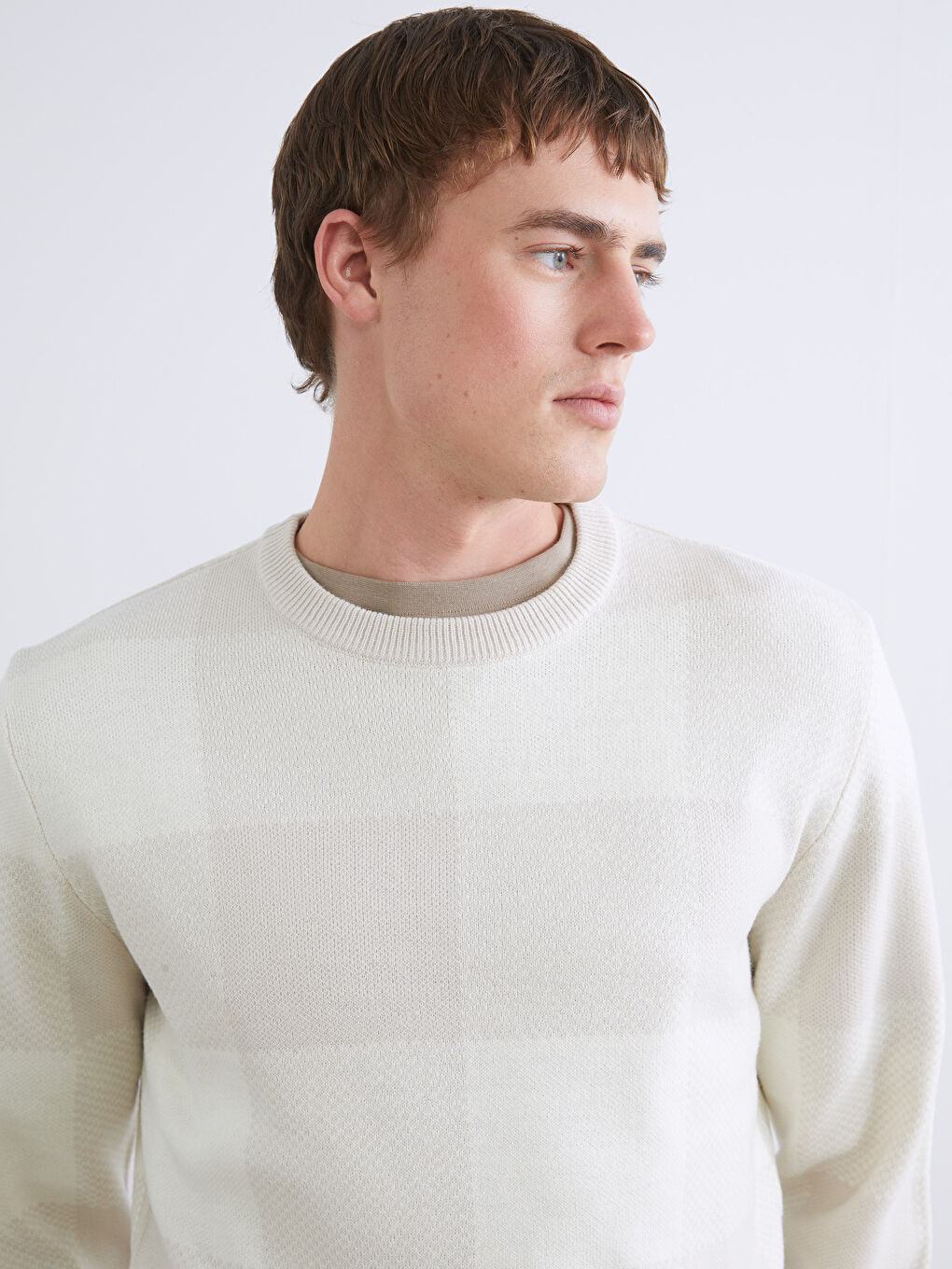 Мужской трикотажный свитер с круглым вырезом и длинными рукавами