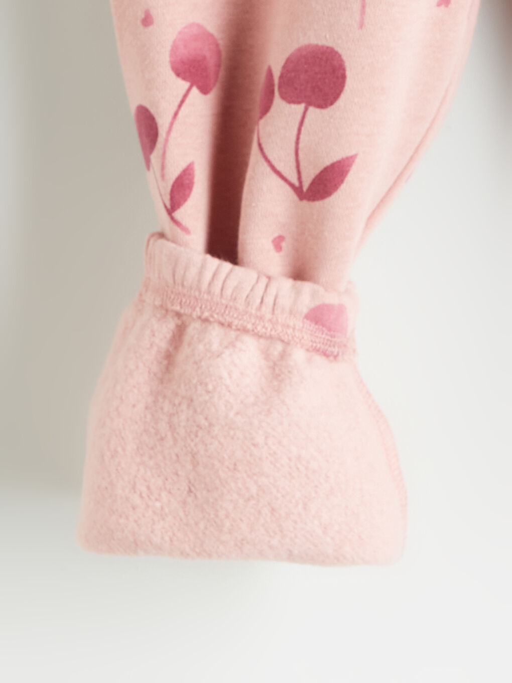 بنطال رياضي للبنات بطبعة الكرز-1