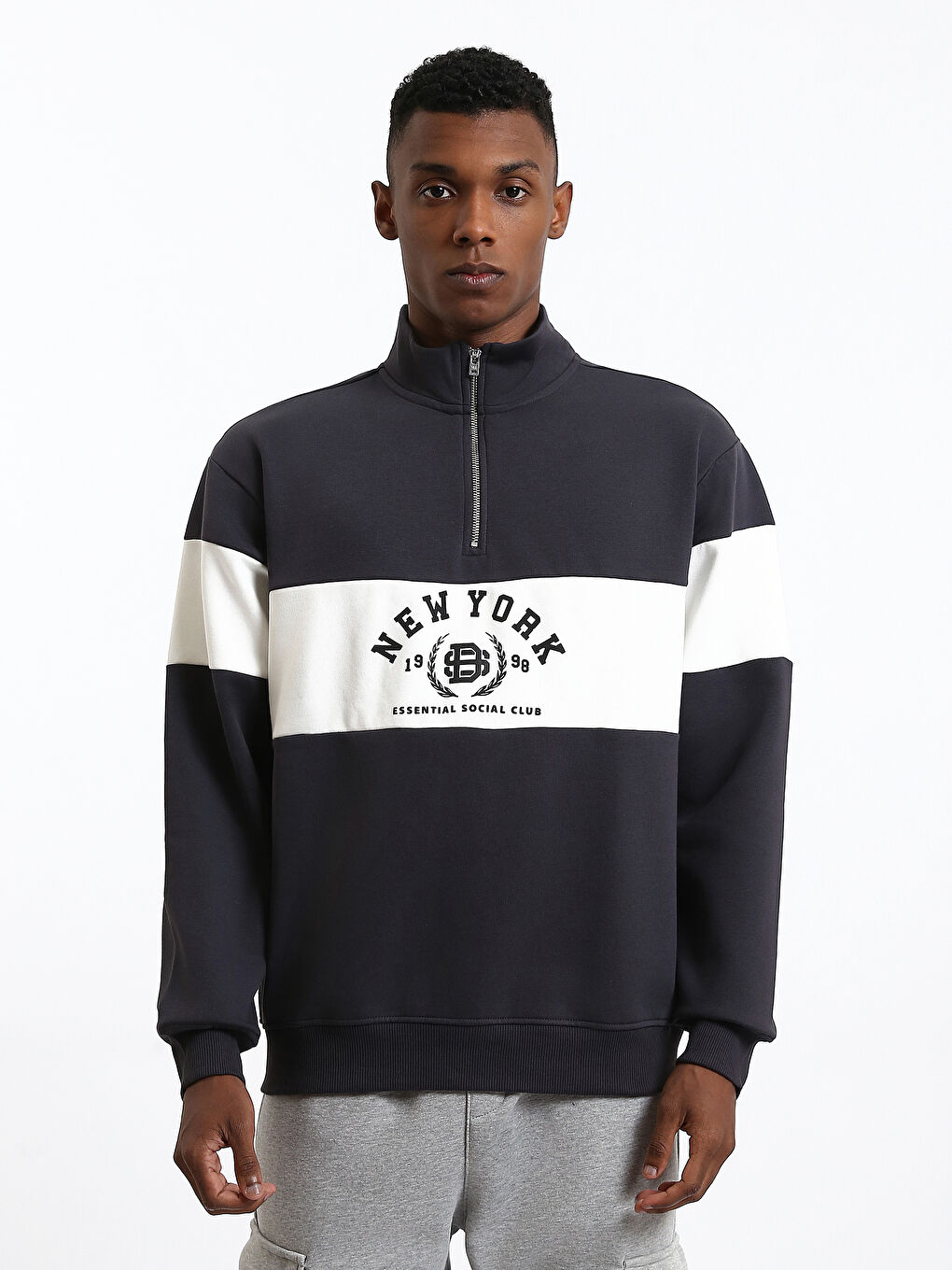 كنزة رياضية مطبوعة بياقة قمعية للرجال