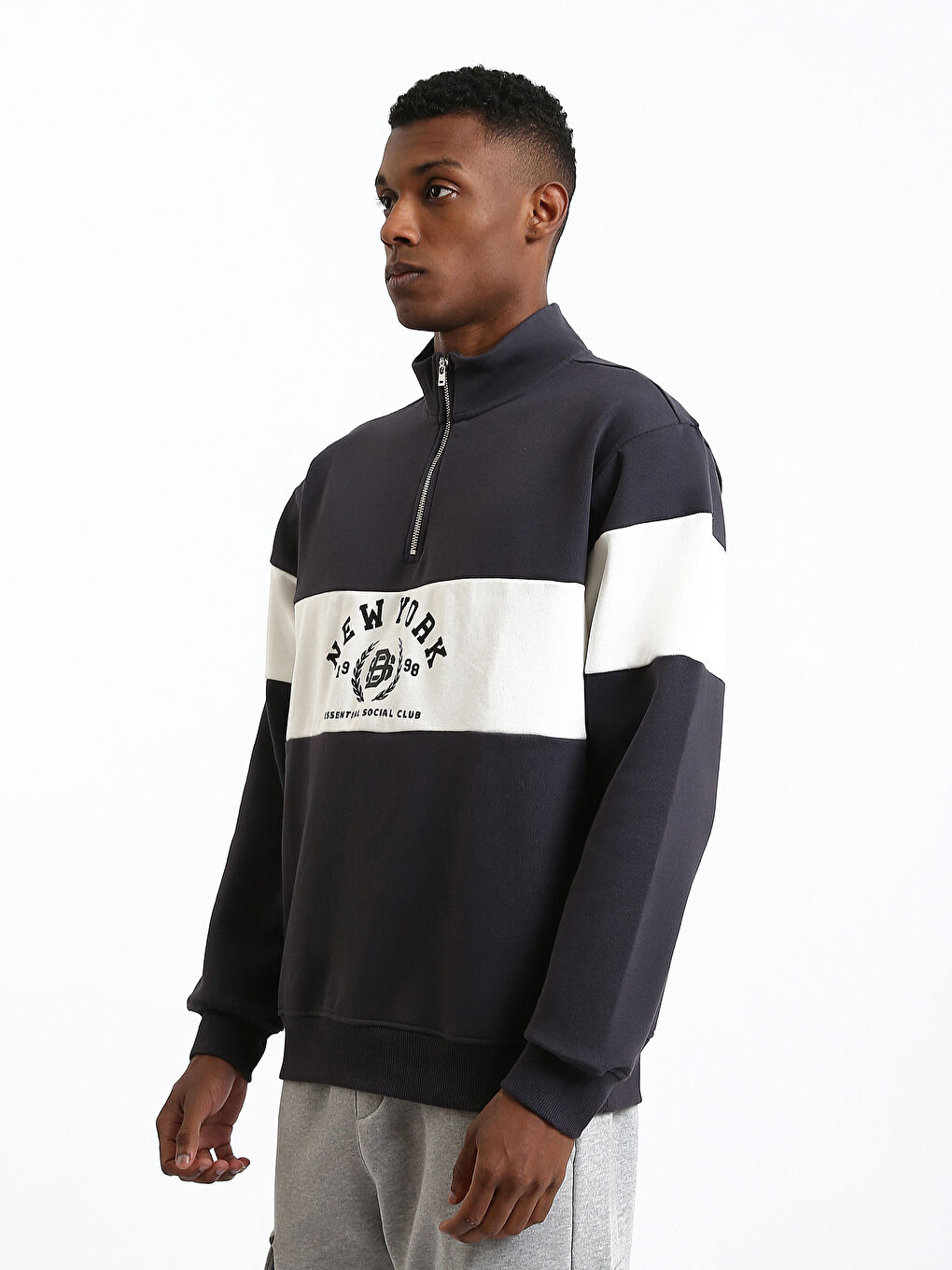 كنزة رياضية مطبوعة بياقة قمعية للرجال-7