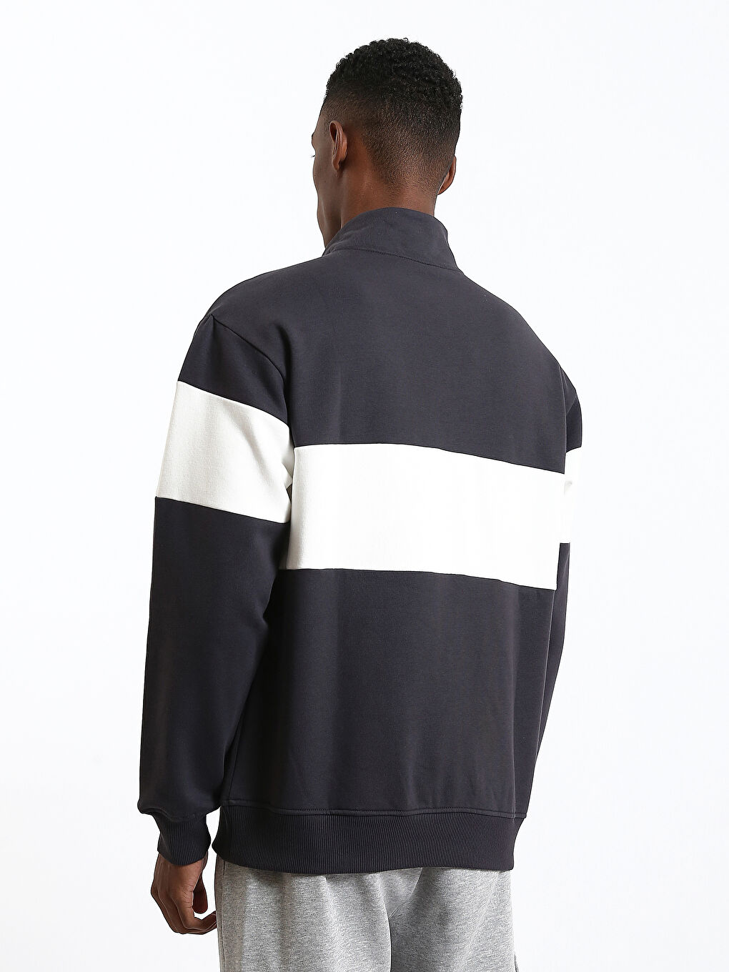 كنزة رياضية مطبوعة بياقة قمعية للرجال-8