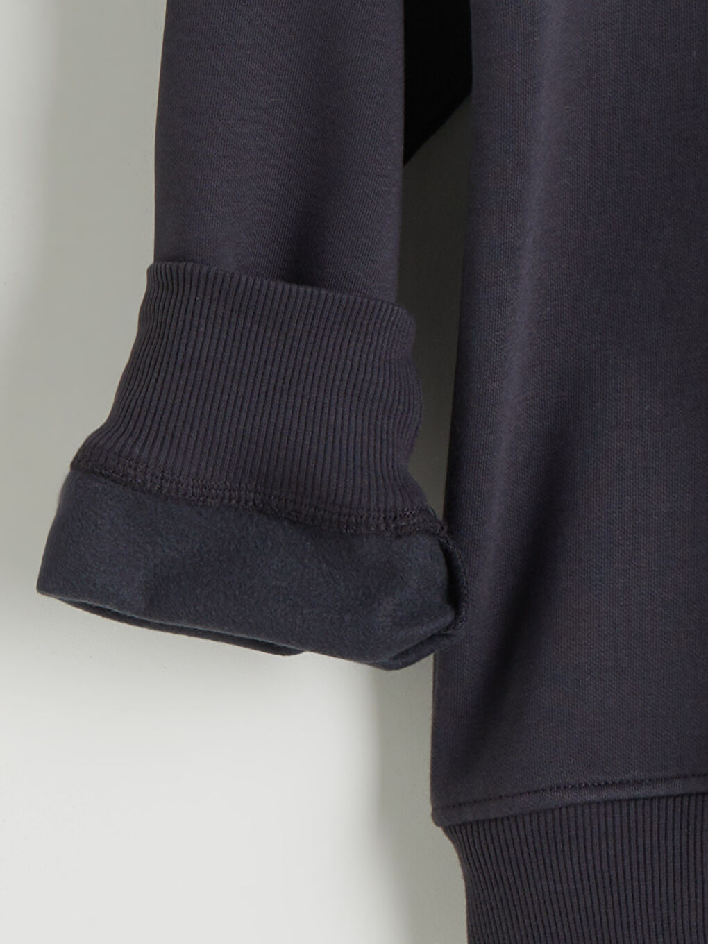 كنزة رياضية مطبوعة بياقة قمعية للرجال-11