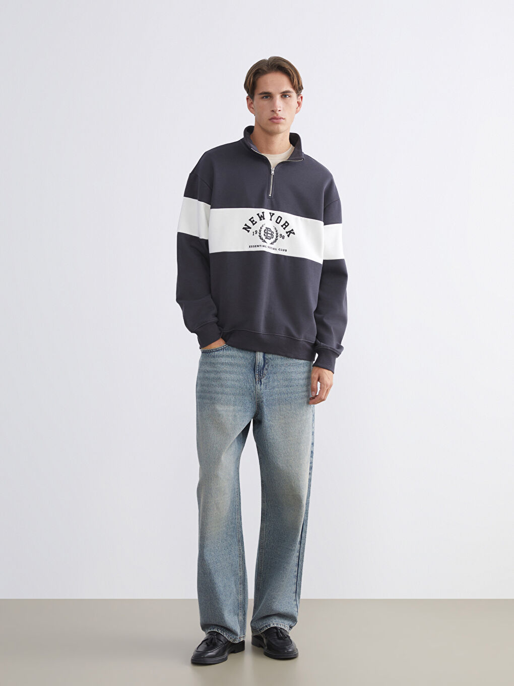 كنزة رياضية مطبوعة بياقة قمعية للرجال-1