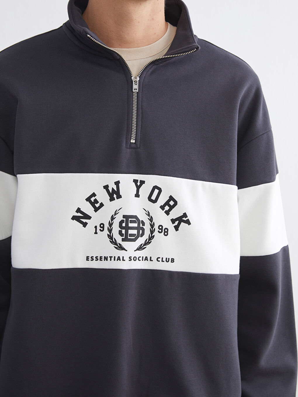 كنزة رياضية مطبوعة بياقة قمعية للرجال-4