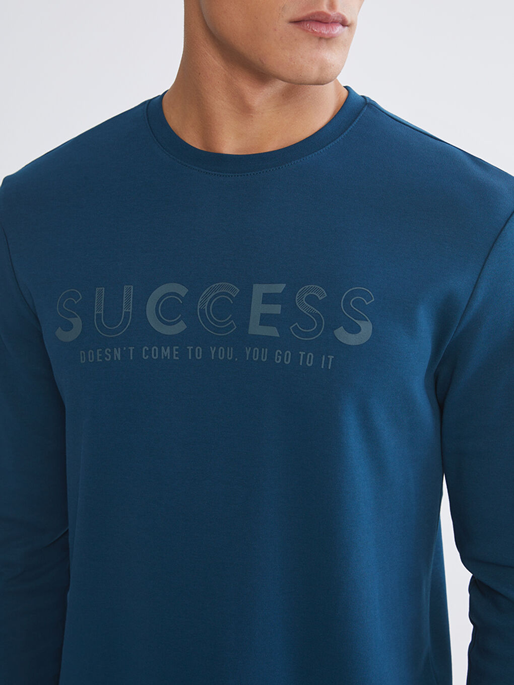 سويت شيرت للرجال مطبوع بياقة دائرية-2