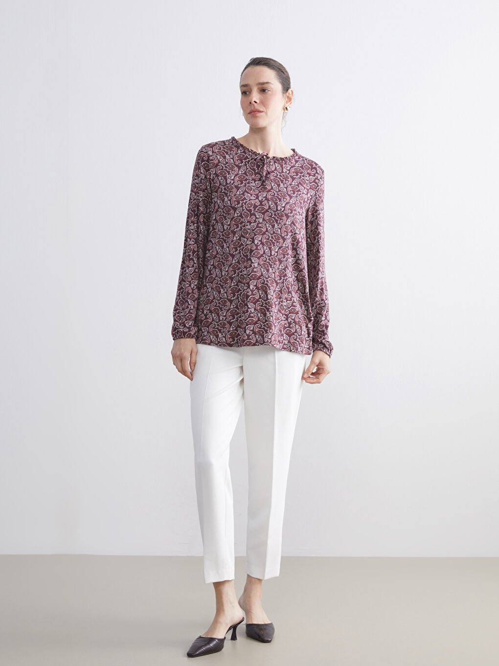 Kırmızı Bağlamalı Yaka Desenli Bluz-1