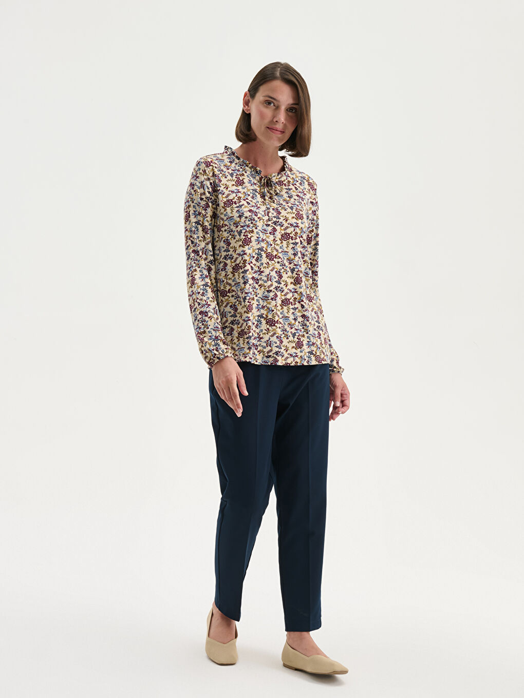 Bej Bağlamalı Yaka Desenli Bluz-1