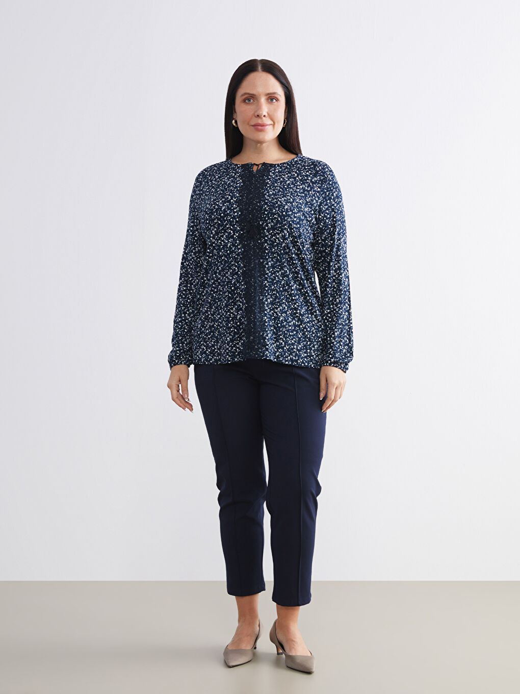 Lacivert Büyük Beden Bağlamalı Yaka Desenli Bluz-5