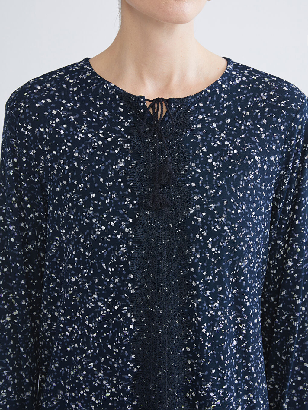 Lacivert Büyük Beden Bağlamalı Yaka Desenli Bluz-3