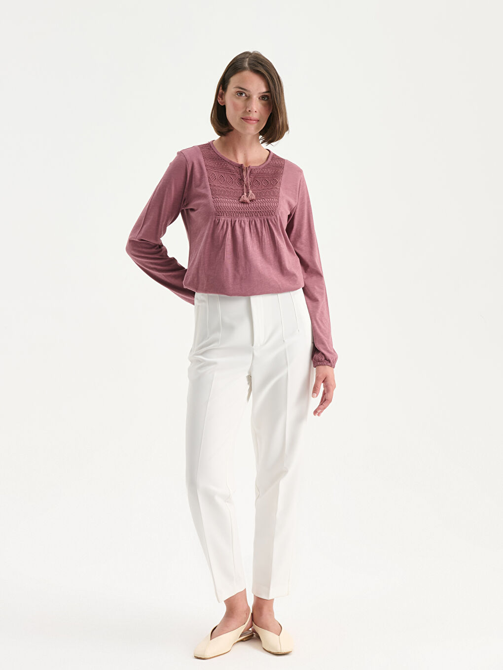 Pembe Bağlamalı Yaka Nakışlı Bluz-2