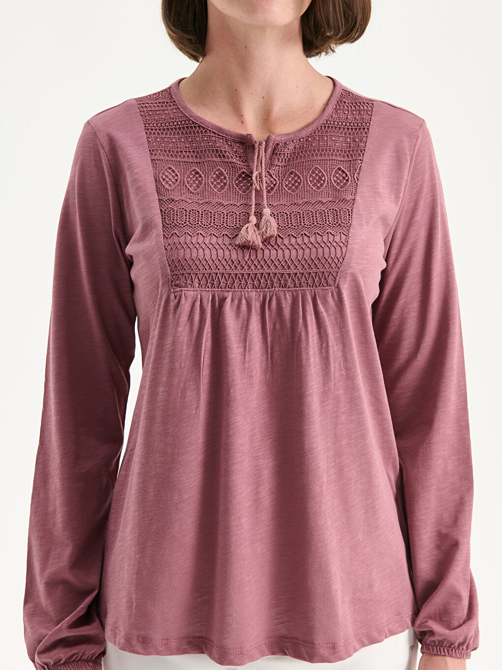 Pembe Bağlamalı Yaka Nakışlı Bluz-3