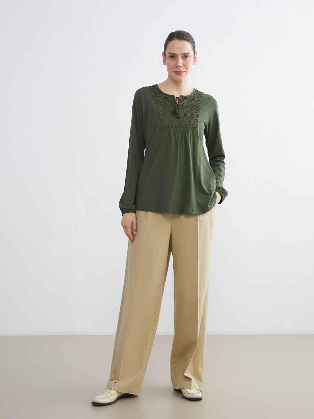 Yeşil Bağlamalı Yaka Nakışlı Bluz-1