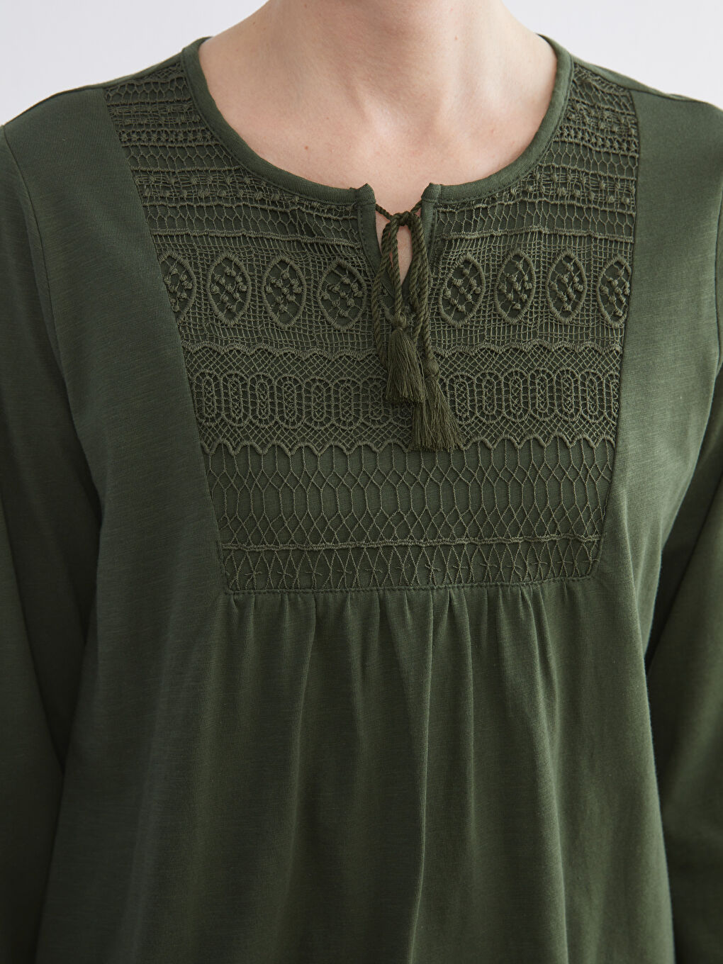 Yeşil Bağlamalı Yaka Nakışlı Bluz-2