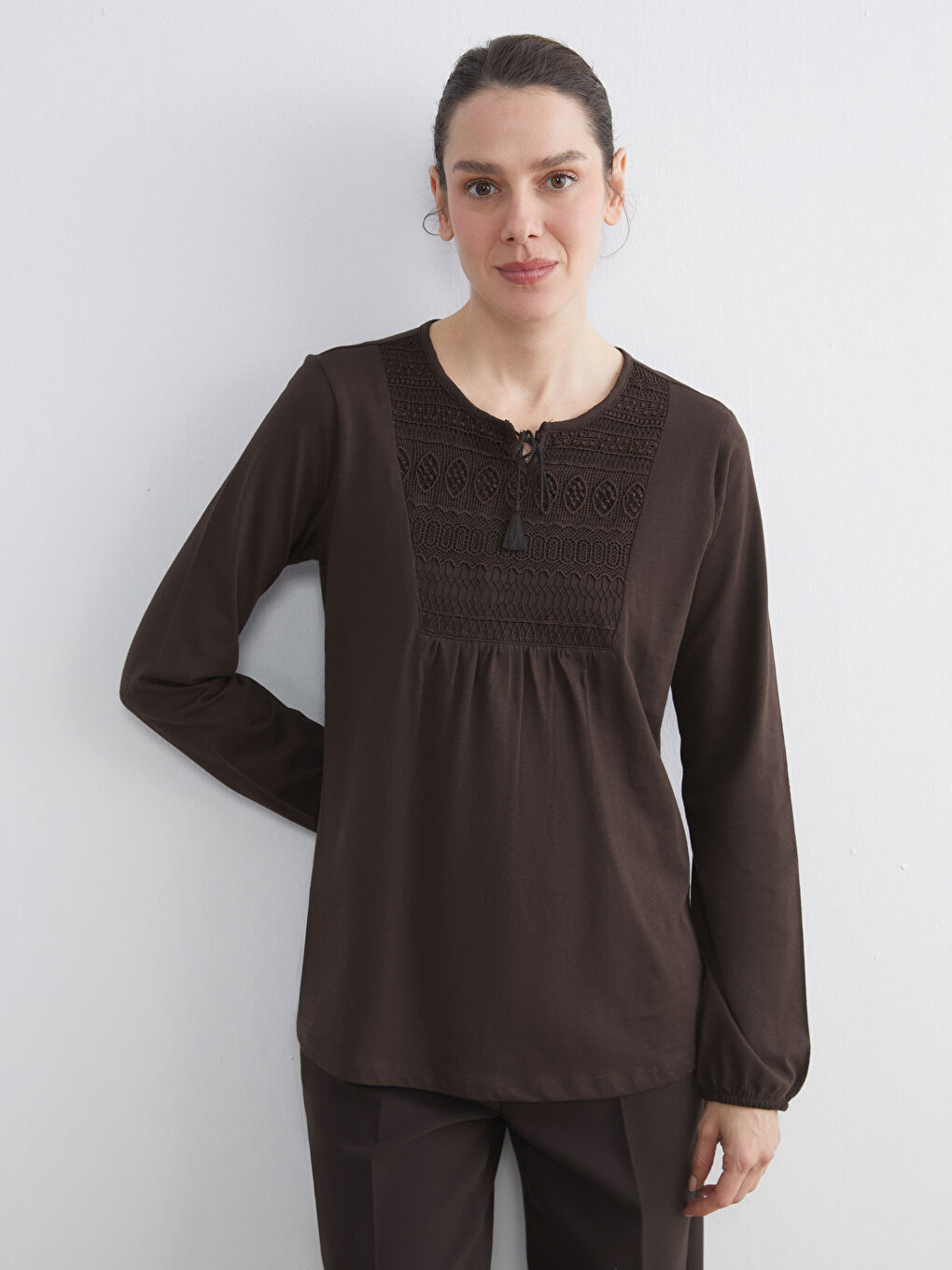 Kahverengi Bağlamalı Yaka Nakışlı Bluz