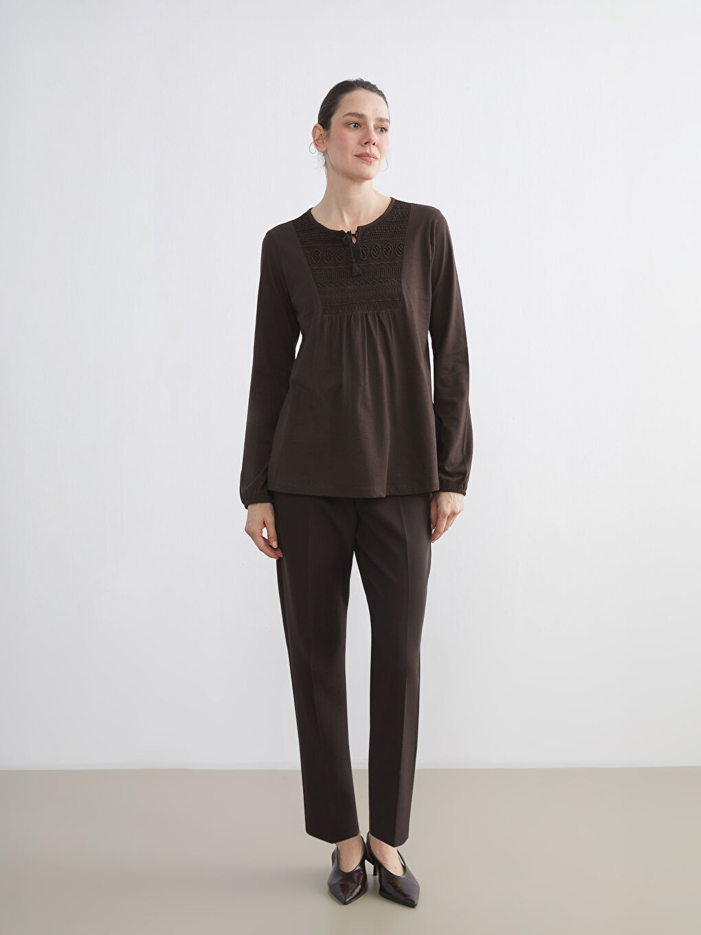 Kahverengi Bağlamalı Yaka Nakışlı Bluz-1