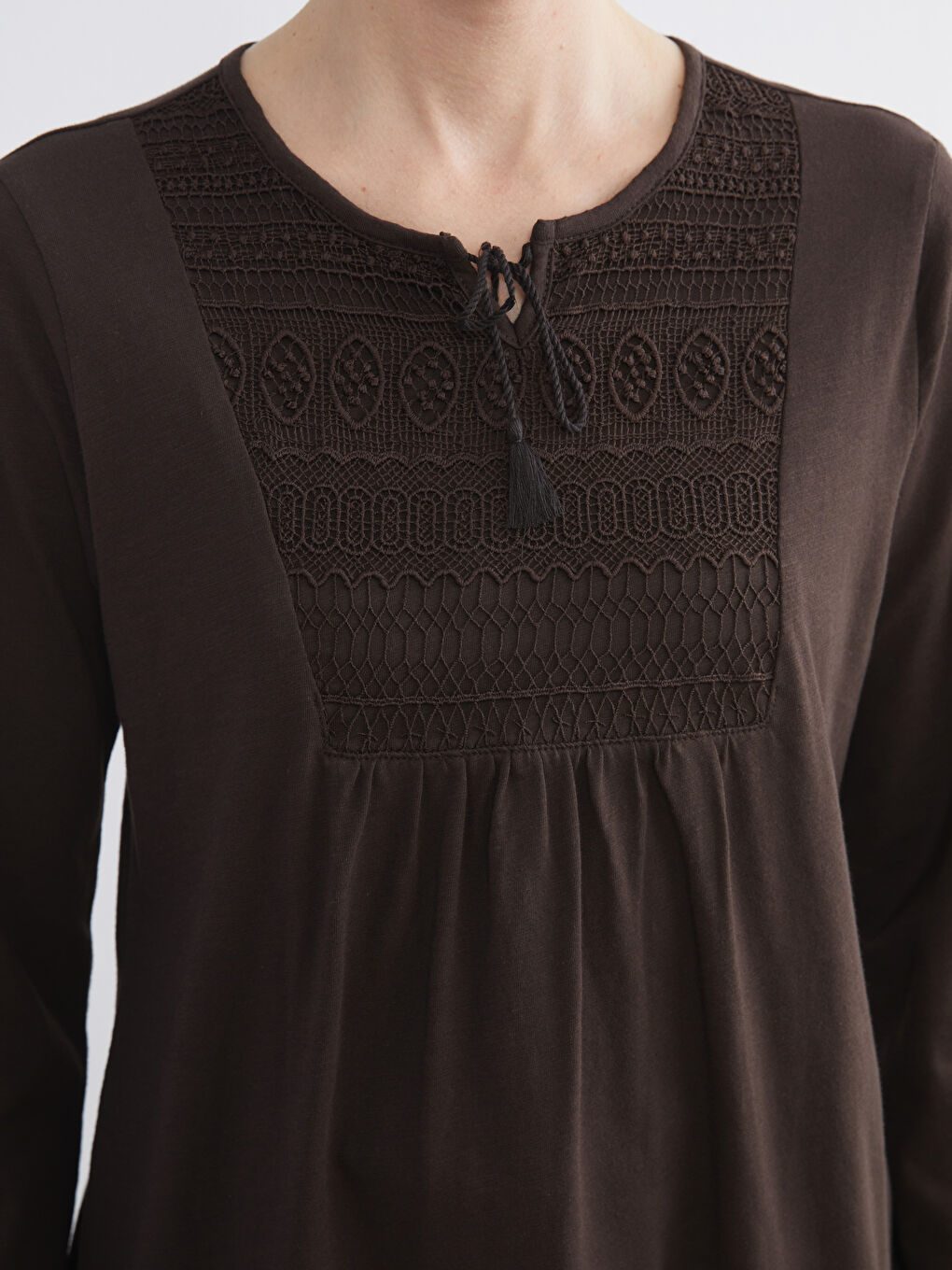 Kahverengi Bağlamalı Yaka Nakışlı Bluz-2