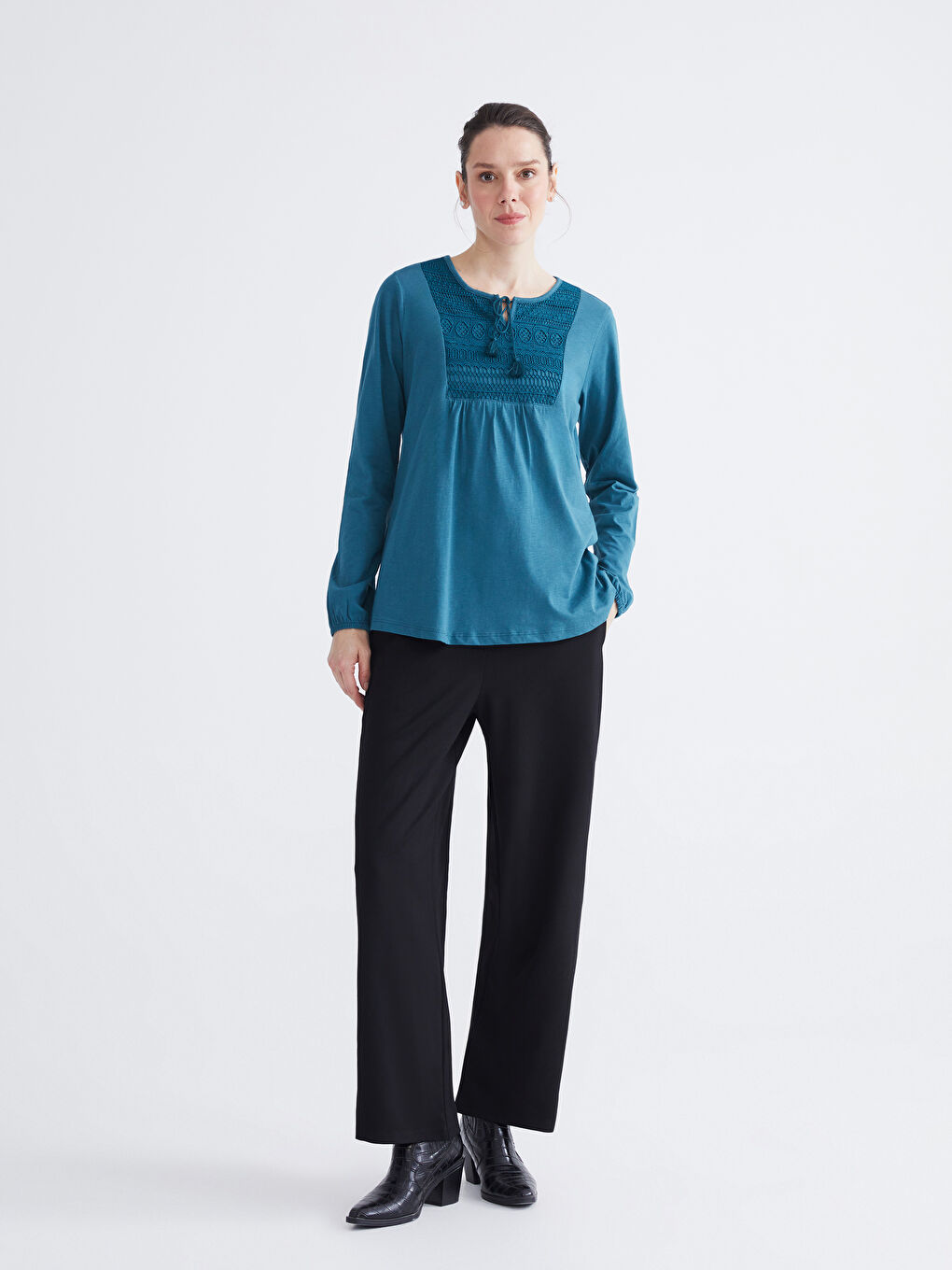 Petrol Bağlamalı Yaka Nakışlı Bluz-1