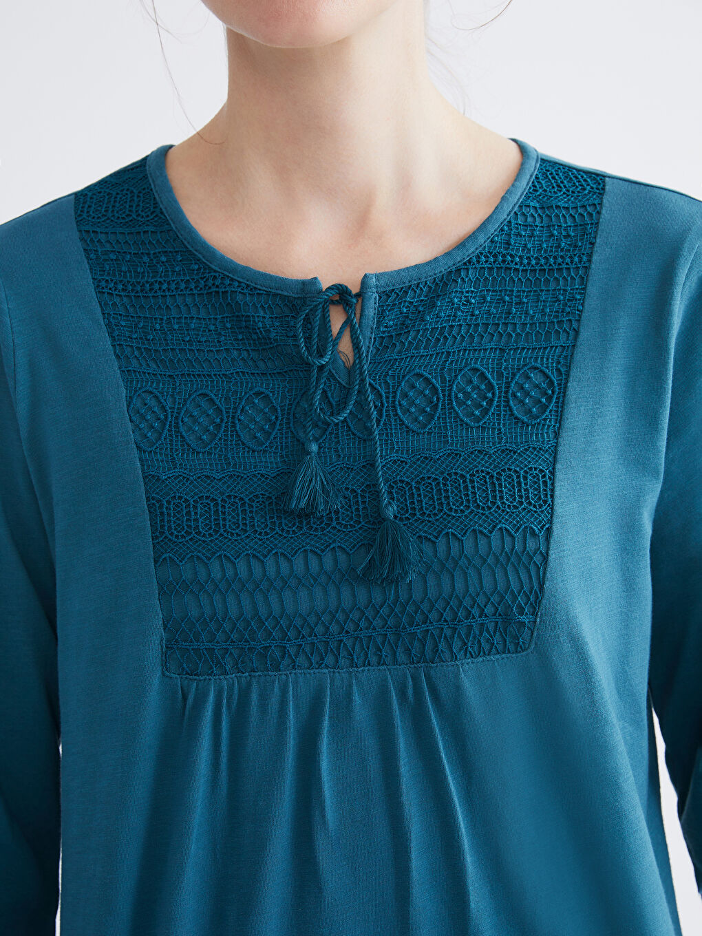 Petrol Bağlamalı Yaka Nakışlı Bluz-2