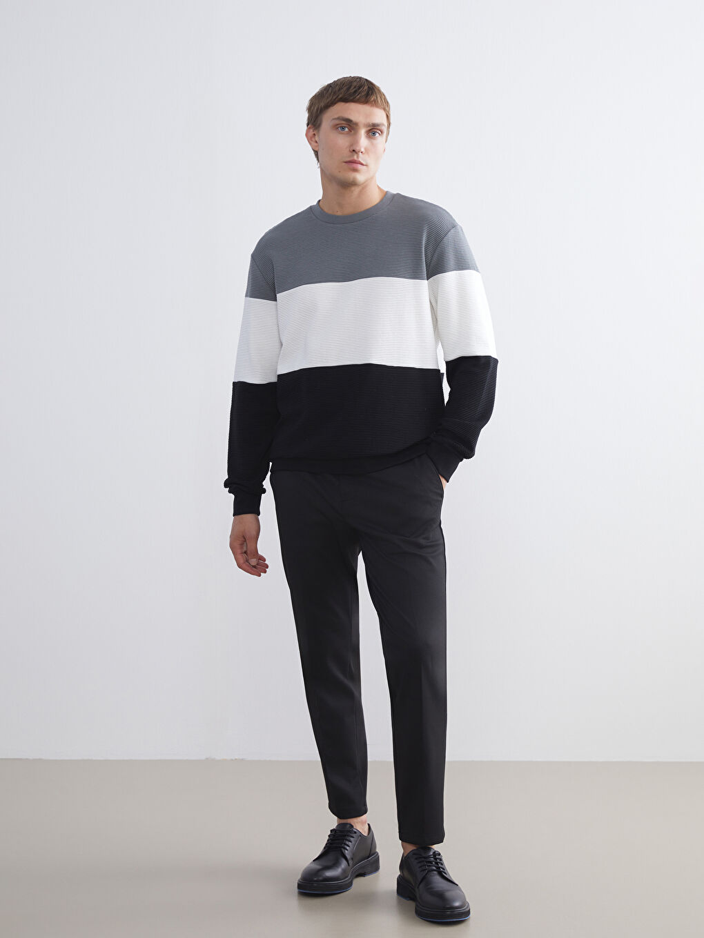 Свитшот Мужской с Круглым Вырезом и Цветовым Блоком-1