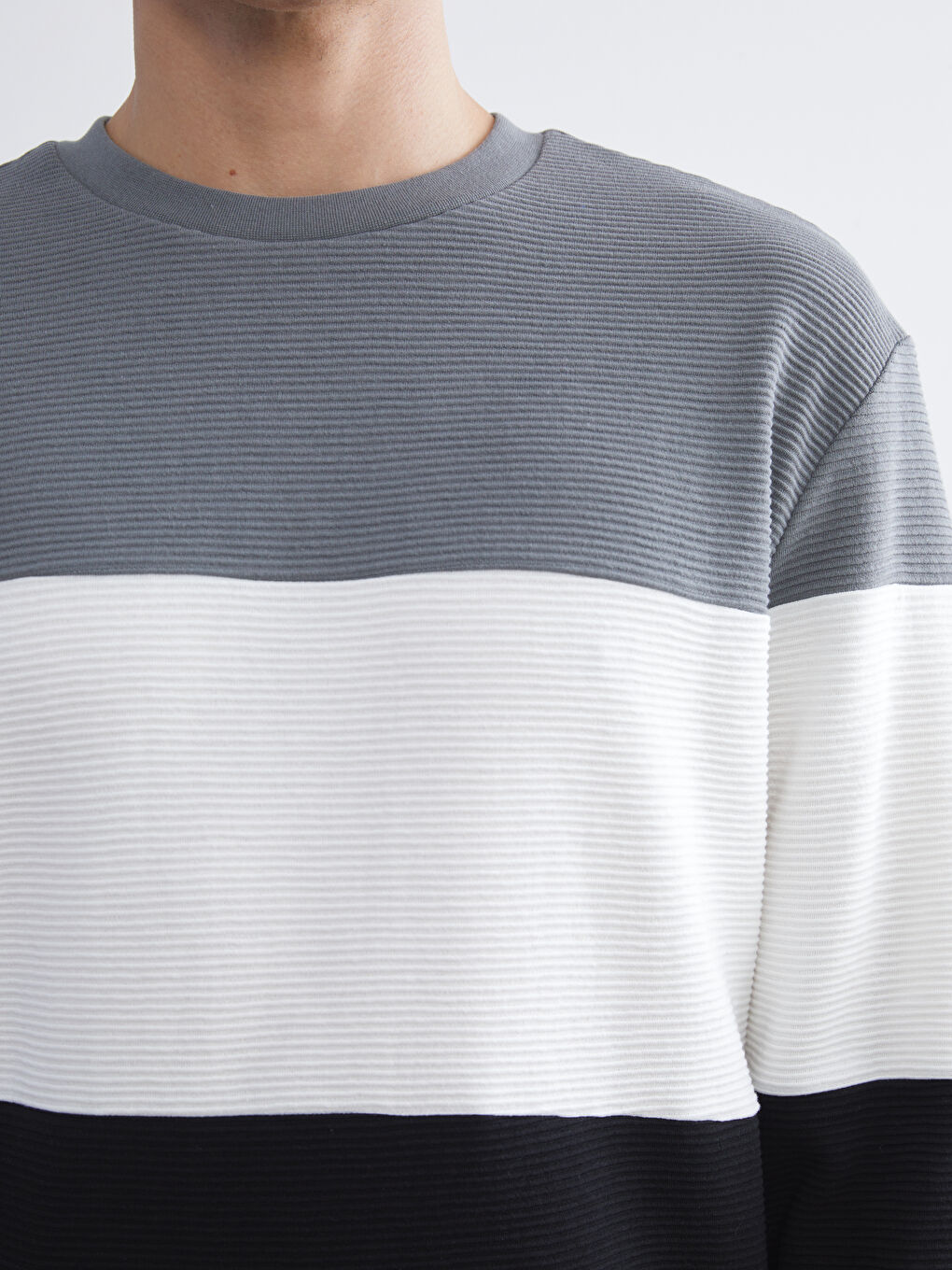 Свитшот Мужской с Круглым Вырезом и Цветовым Блоком-2