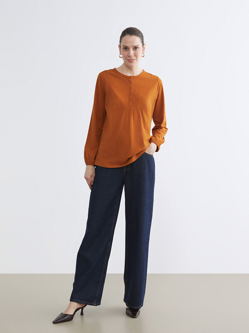 Kahverengi Bisiklet Yaka Nakışlı Bluz-1