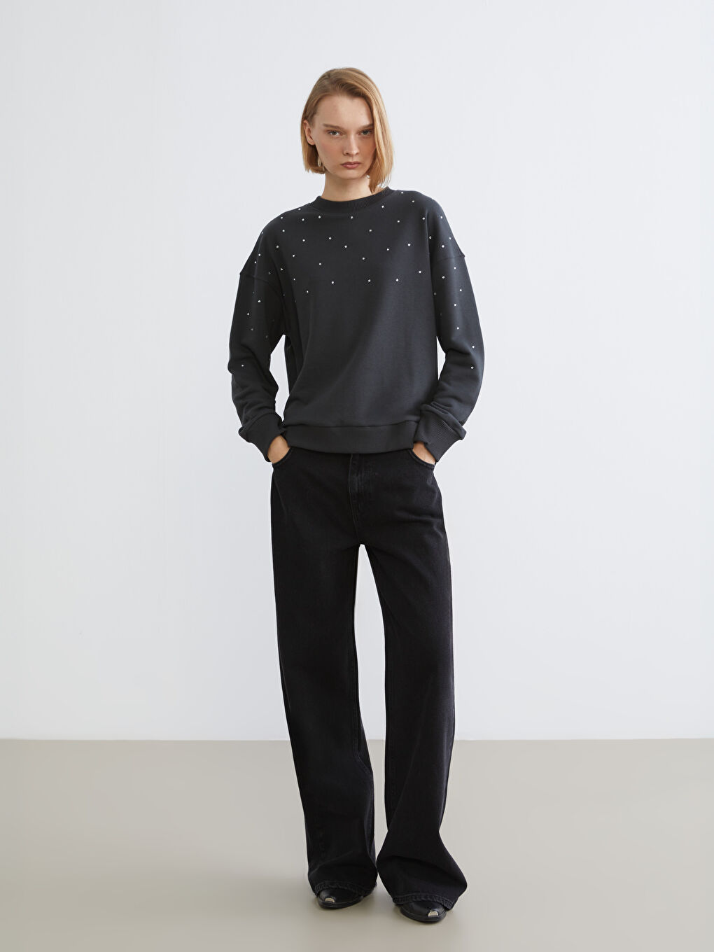 Antrasit Bisiklet Yaka Taşlı Oversize Kadın Sweatshirt-1