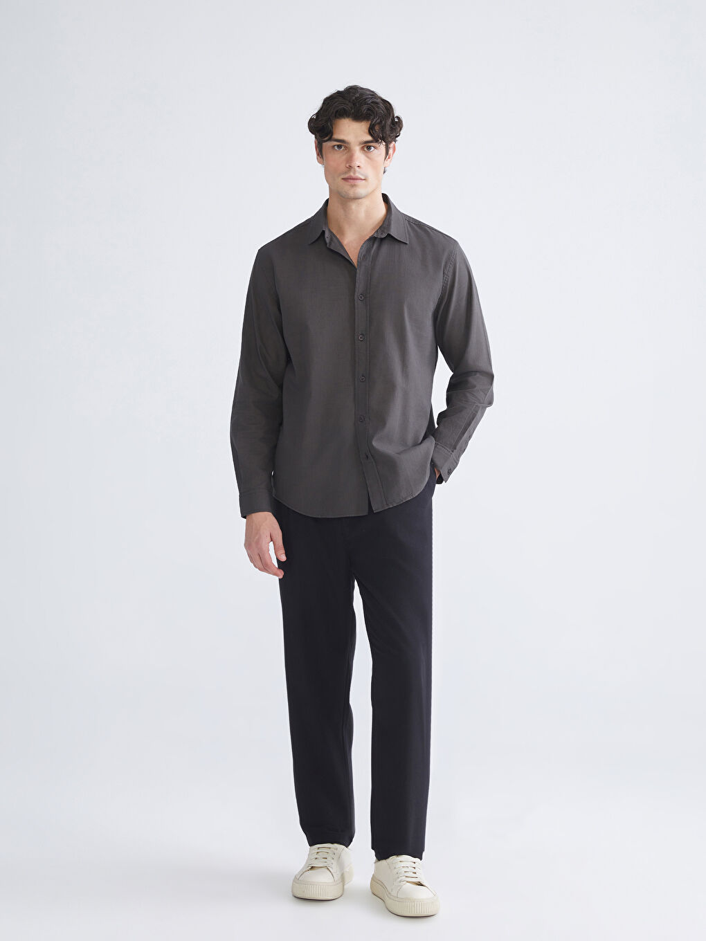 მამაკაცები შავი შარვალი