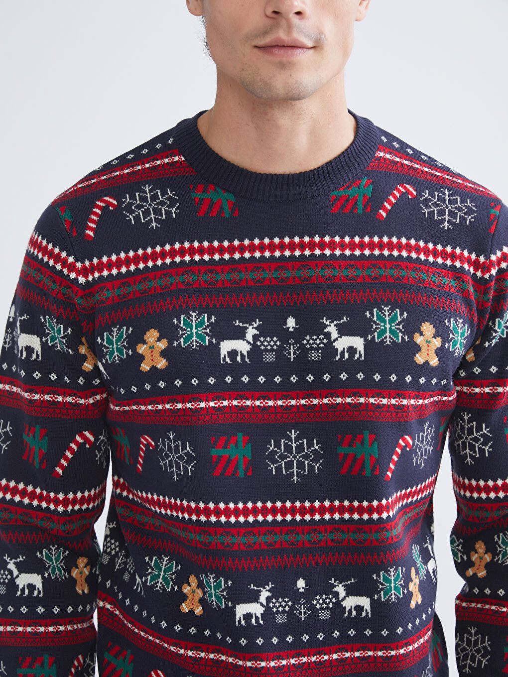 Светр з водолазкою з різдвяною тематикою для чоловіків з трикотажу-2
