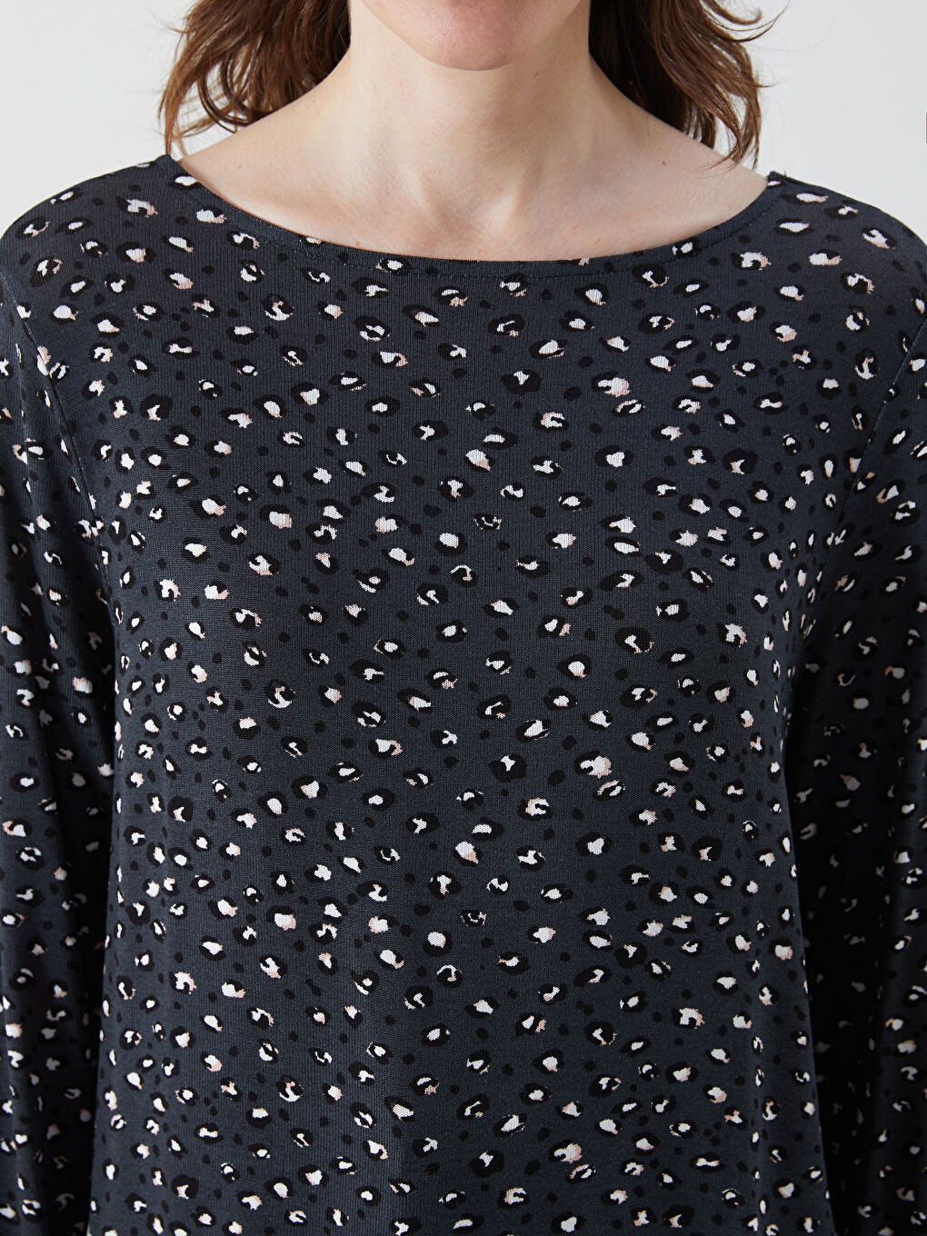Bluza sa okruglim izrezom i leopard printom-2