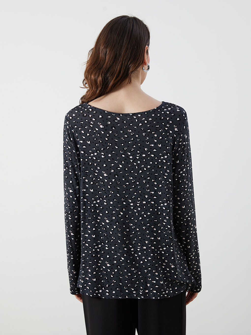 Bluza sa okruglim izrezom i leopard printom-3