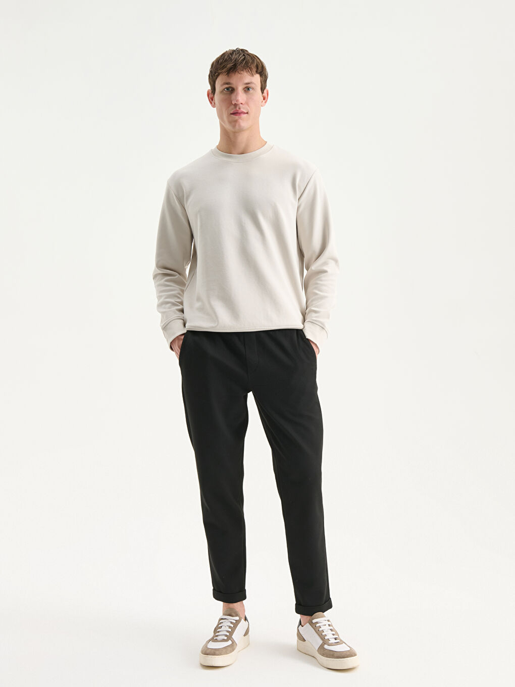 سويت شيرت مطرز بياقة دائرية للرجال-1