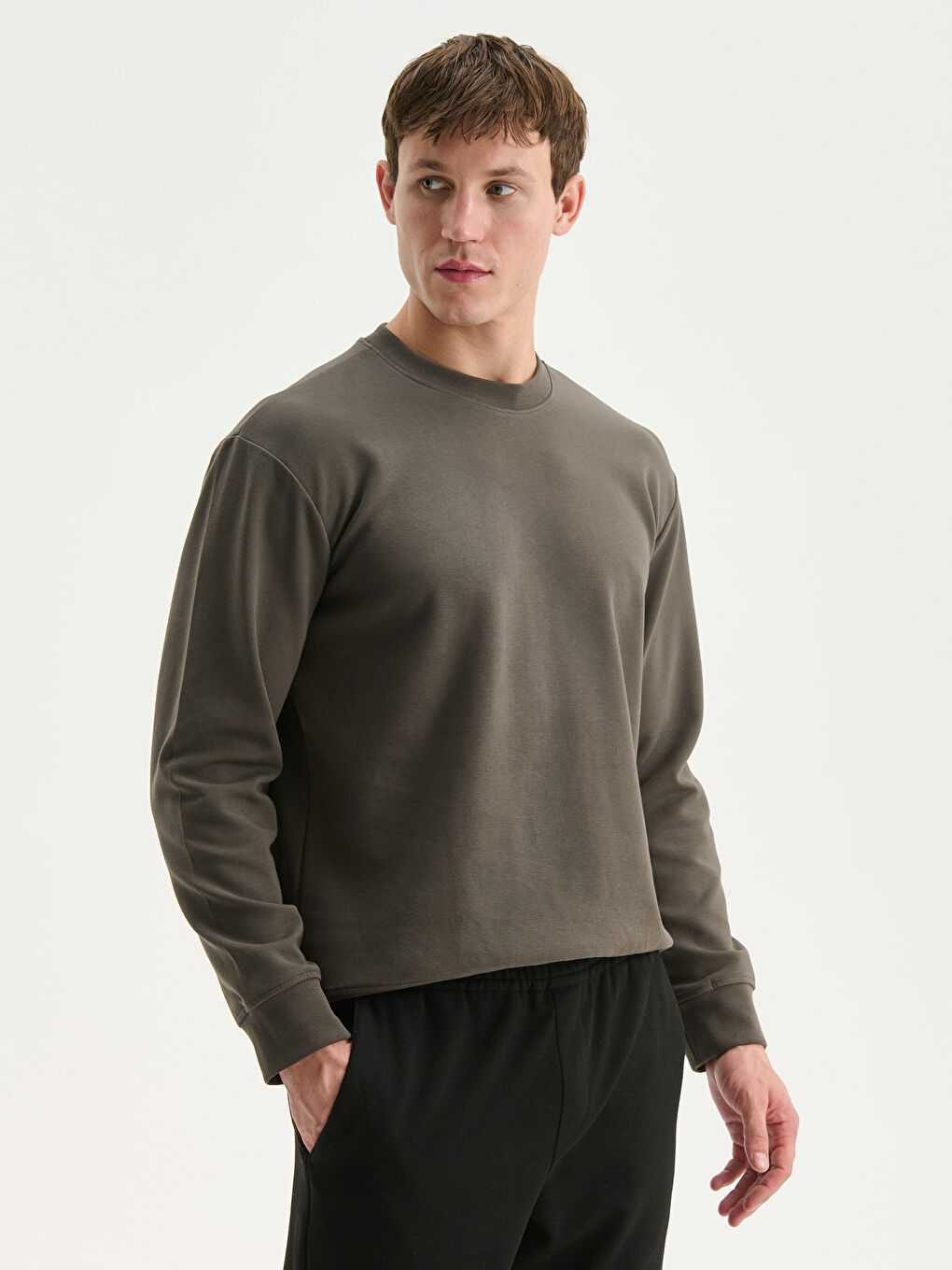 Haki Bisiklet Yaka Nakışlı Erkek Sweatshirt