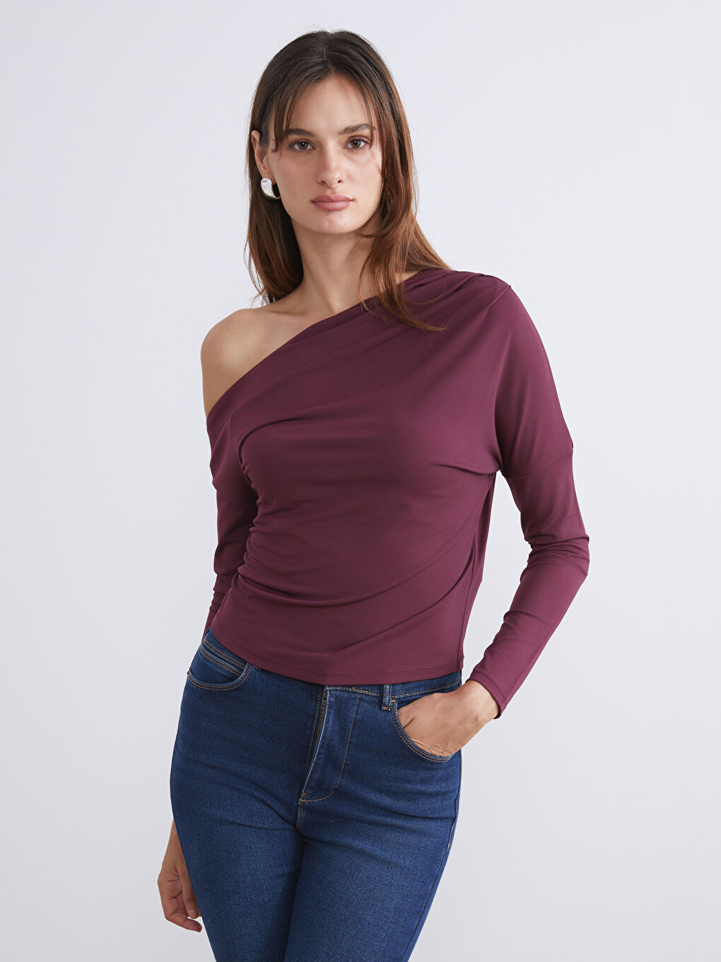 Bluza sa širokim izrezom i naborima