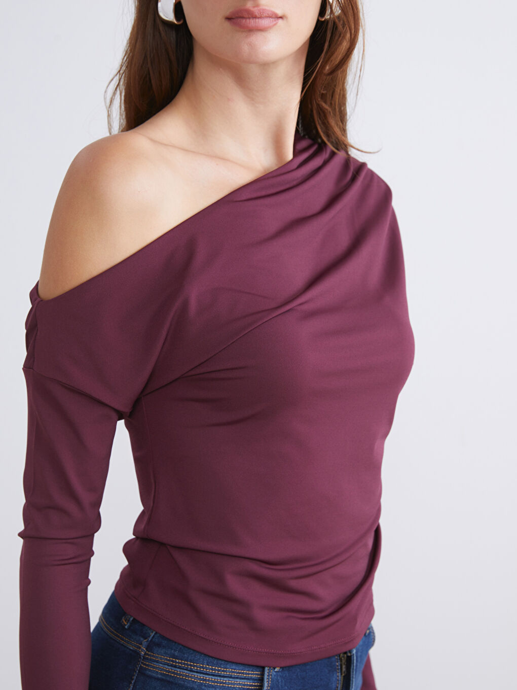 Bluza sa širokim izrezom i naborima-2