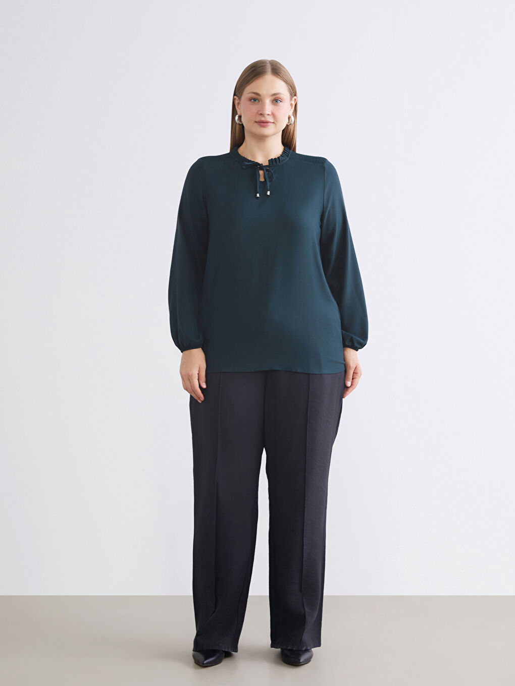 Haki Bağlamalı Yaka Fırfırlı Bluz-5