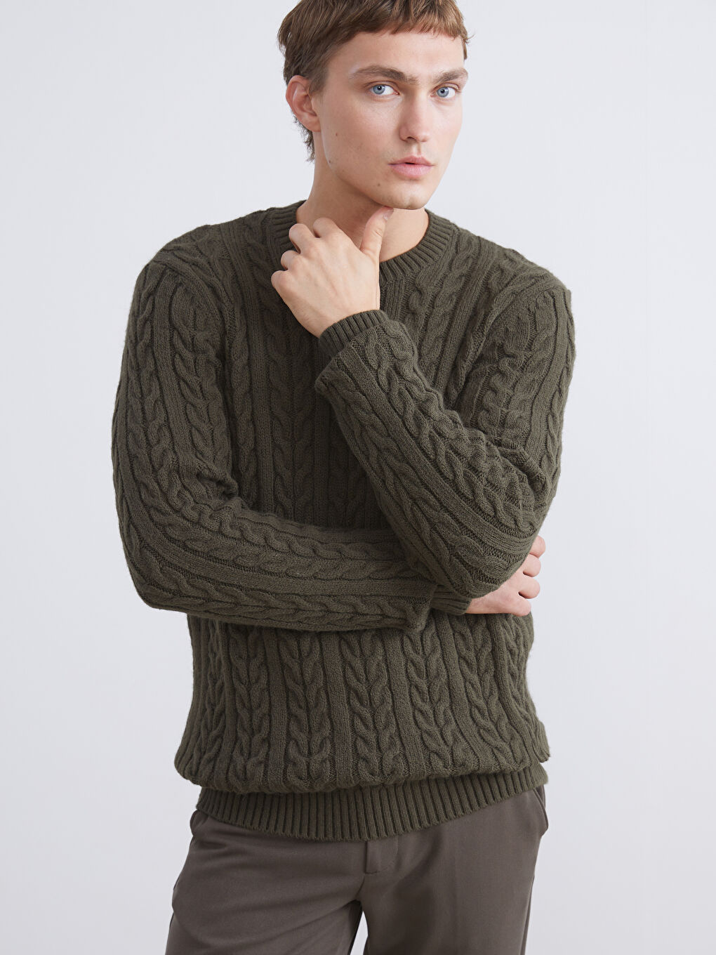 Мужской трикотажный свитер с круглым вырезом и длинными рукавами