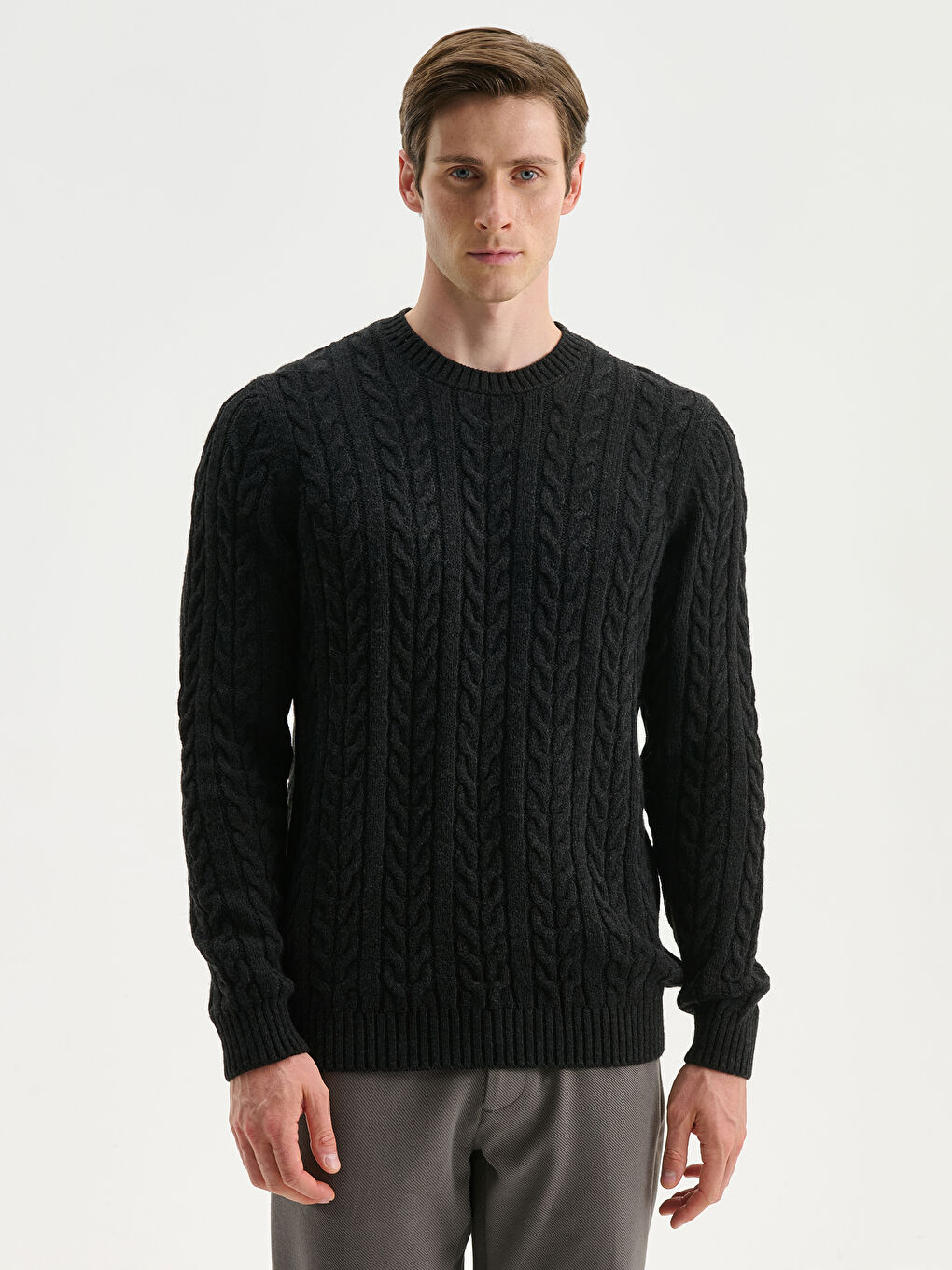 Мужской трикотажный свитер с круглым вырезом и длинными рукавами