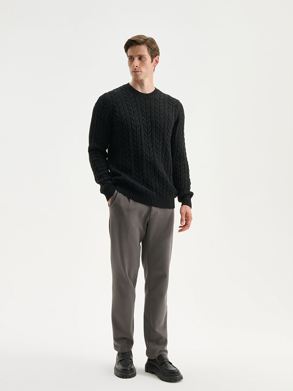 Мужской трикотажный свитер с круглым вырезом и длинными рукавами-1