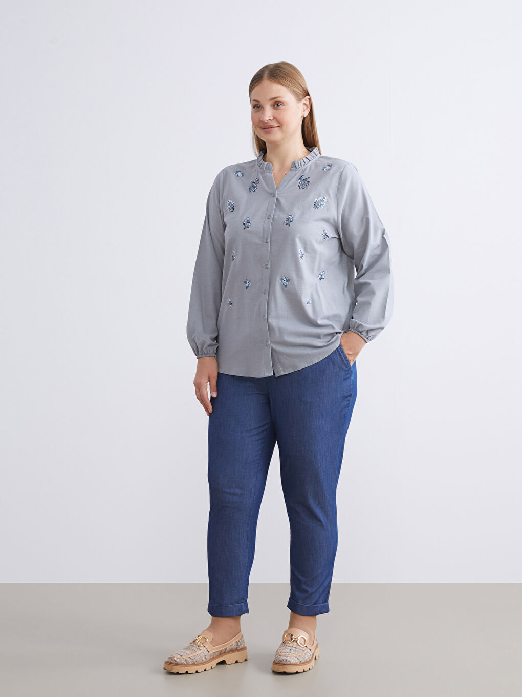 Gri Fırfırlı Kaçık Yaka Çiçekli Kadın Gömlek-5