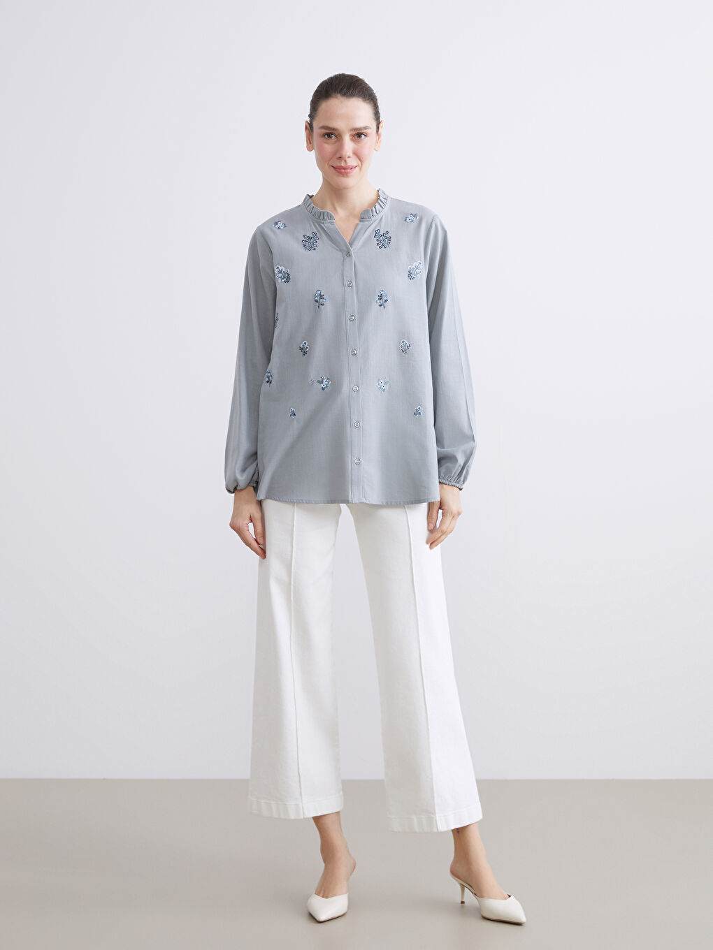 Gri Fırfırlı Kaçık Yaka Çiçekli Kadın Gömlek-2