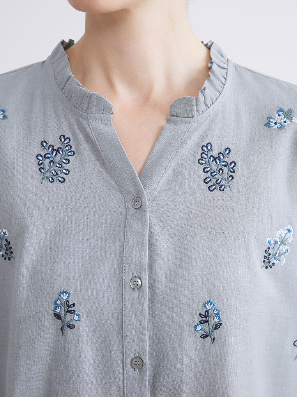 Gri Fırfırlı Kaçık Yaka Çiçekli Kadın Gömlek-3