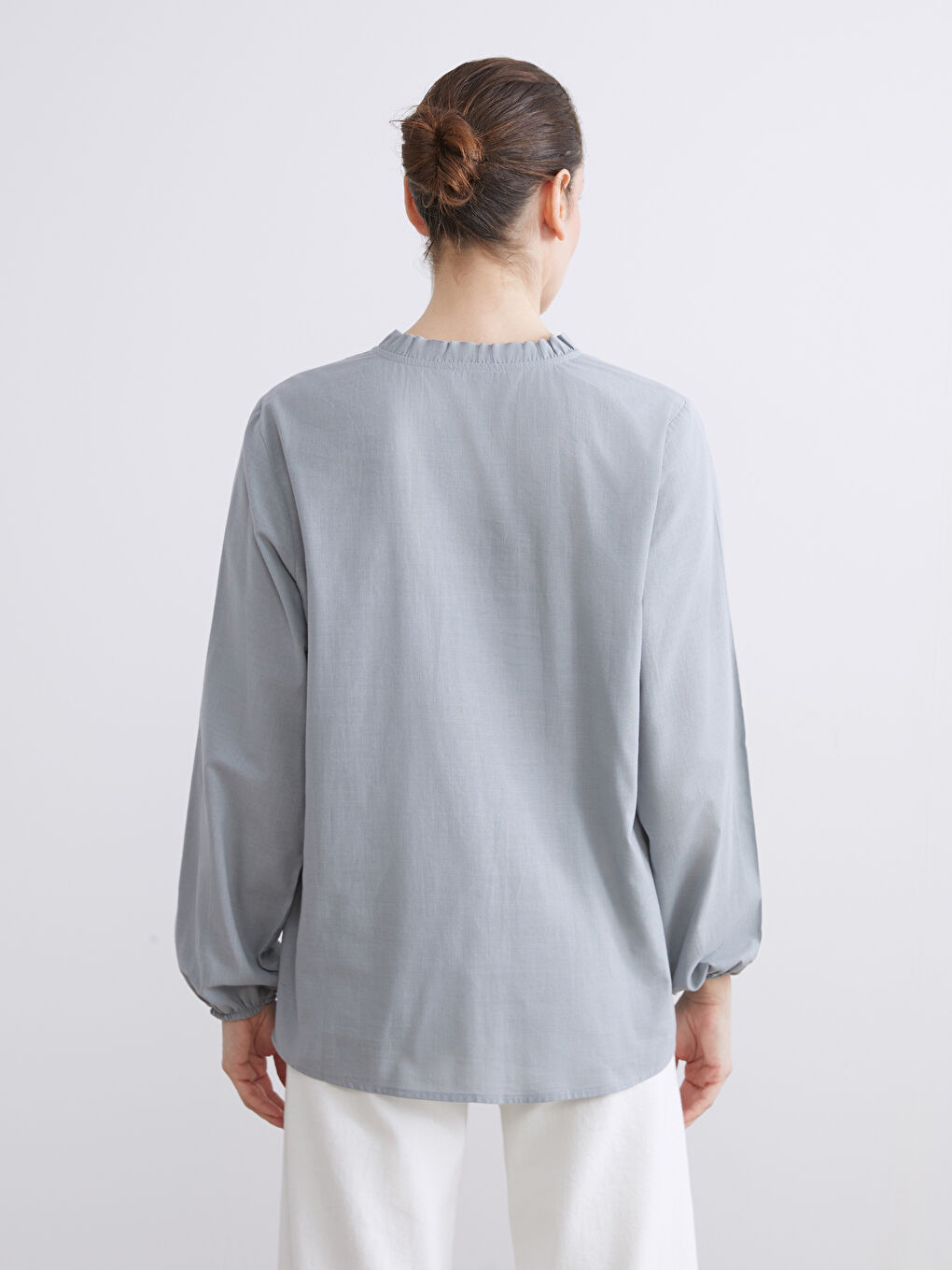 Gri Fırfırlı Kaçık Yaka Çiçekli Kadın Gömlek-4