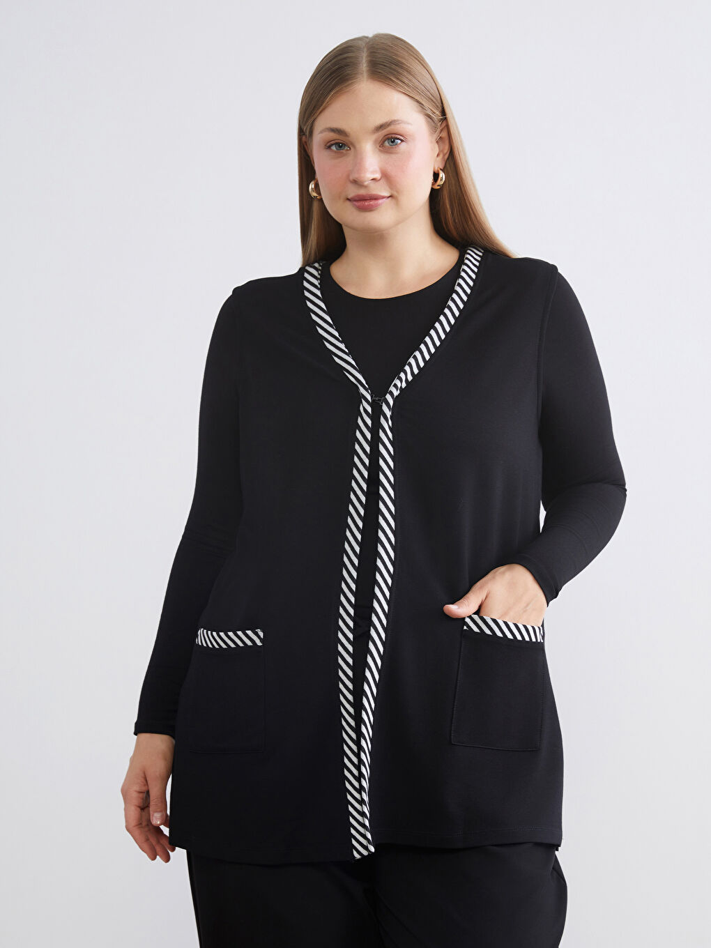 Siyah V Yaka Çizgili Kadın Yelek-1