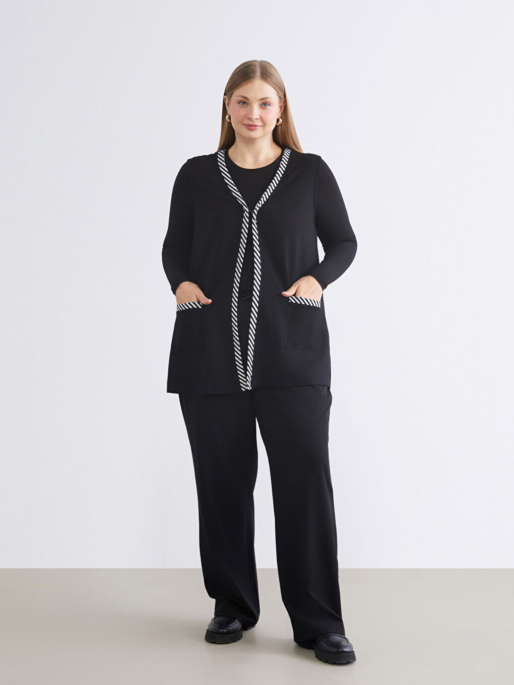 Siyah V Yaka Çizgili Kadın Yelek-5