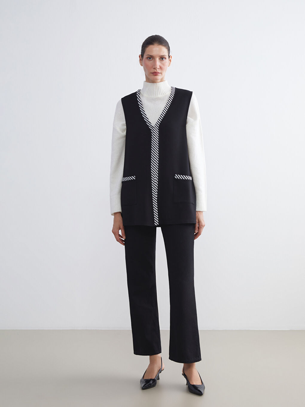 Siyah V Yaka Çizgili Kadın Yelek-2